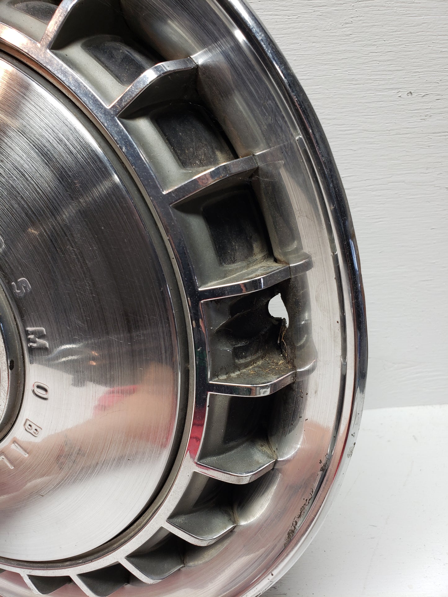 1967 Oldsmobile Hubcap 14in