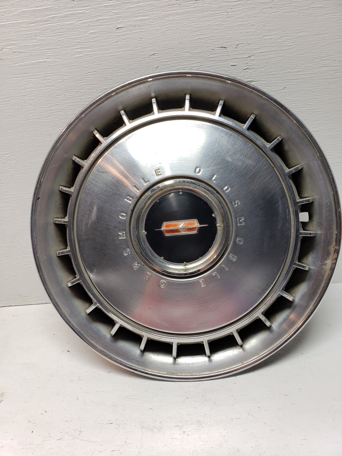 1967 Oldsmobile Hubcap 14in