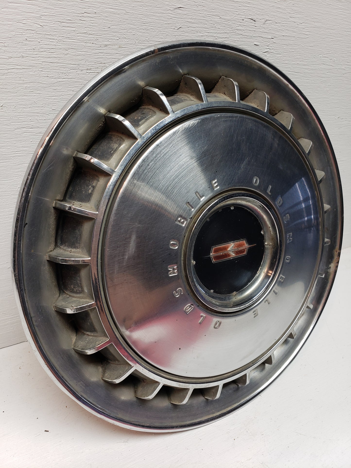 1967 Oldsmobile Hubcap 14in