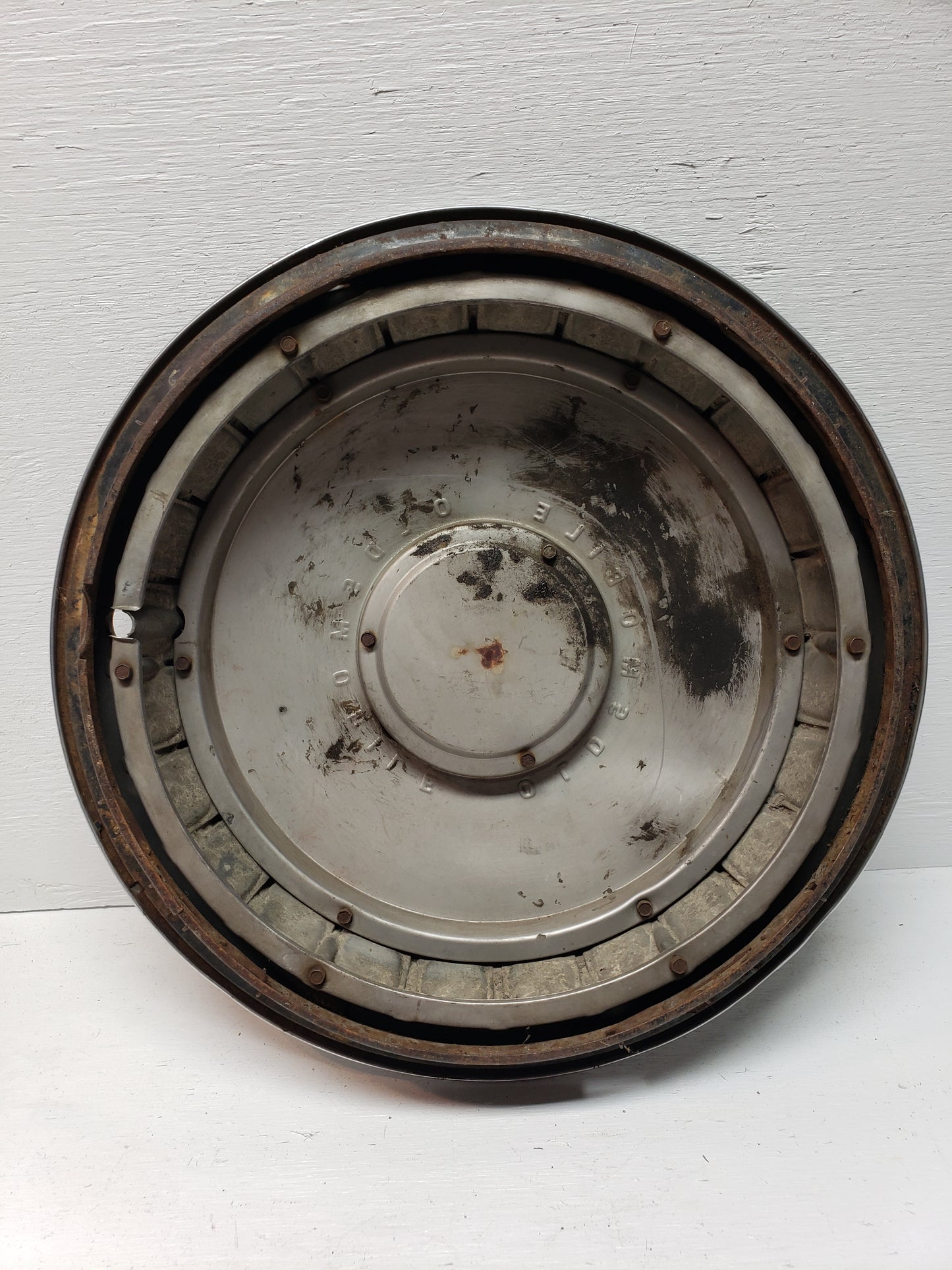 1967 Oldsmobile Hubcap 14in