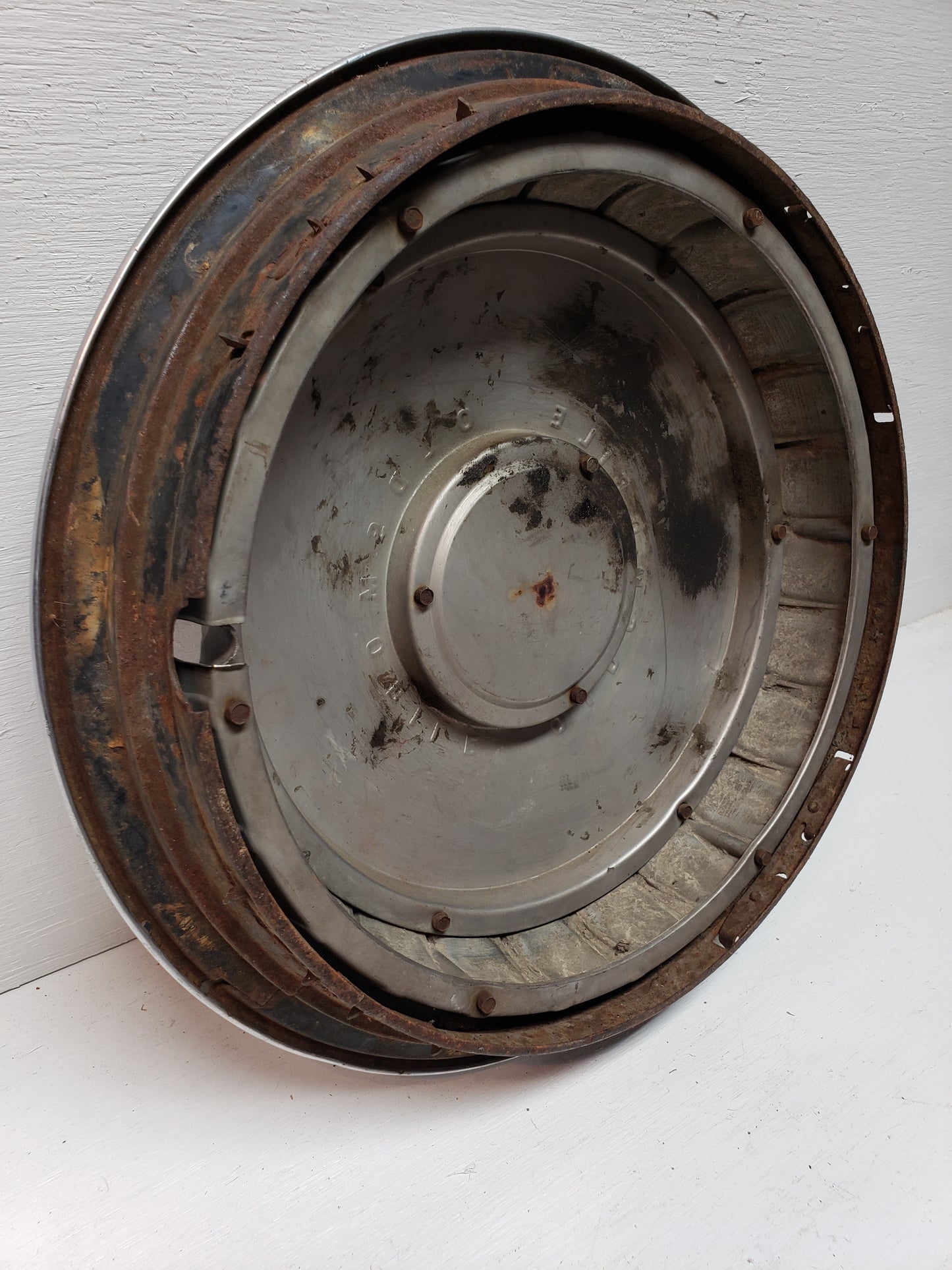 1967 Oldsmobile Hubcap 14in