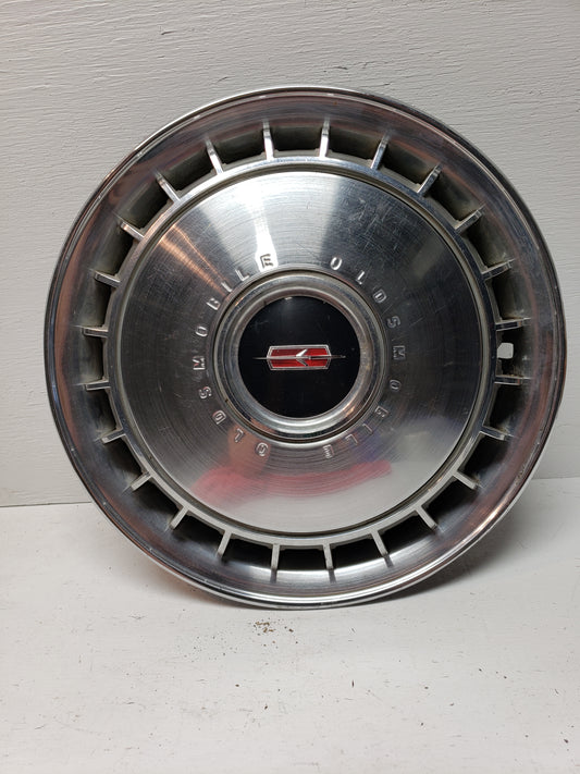 1967 Oldsmobile Hubcap 14in