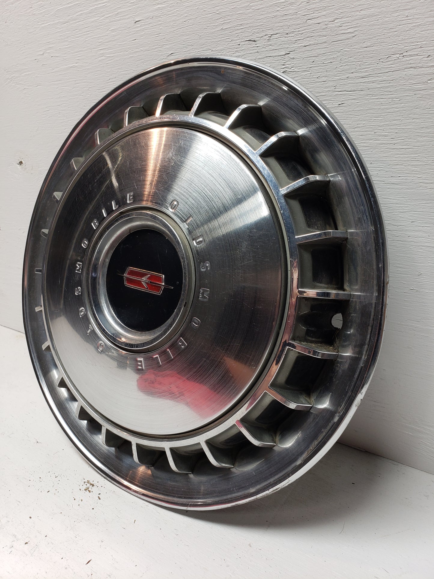 1967 Oldsmobile Hubcap 14in