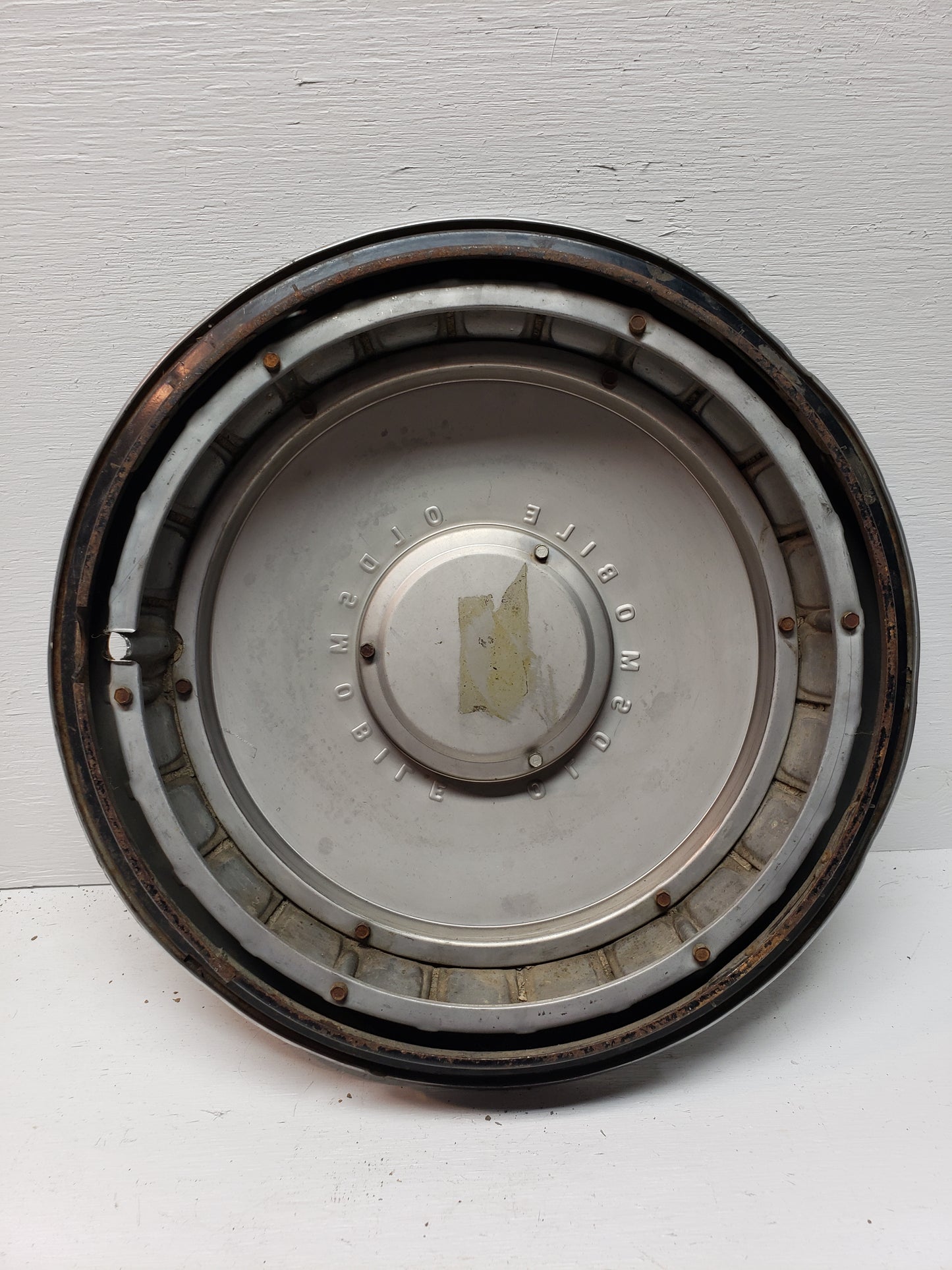 1967 Oldsmobile Hubcap 14in