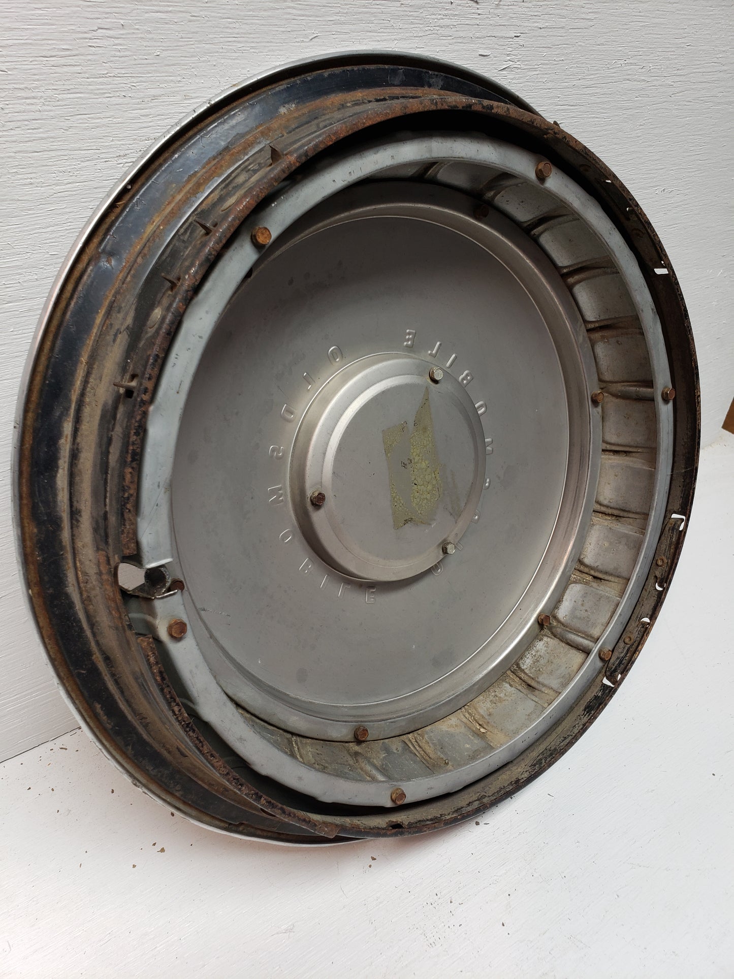 1967 Oldsmobile Hubcap 14in