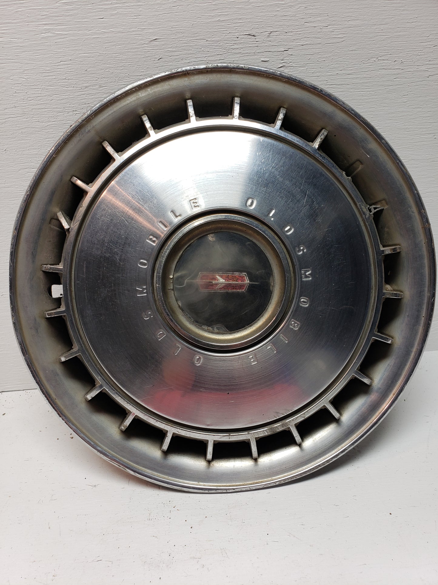 1967 Oldsmobile Hubcap 14in