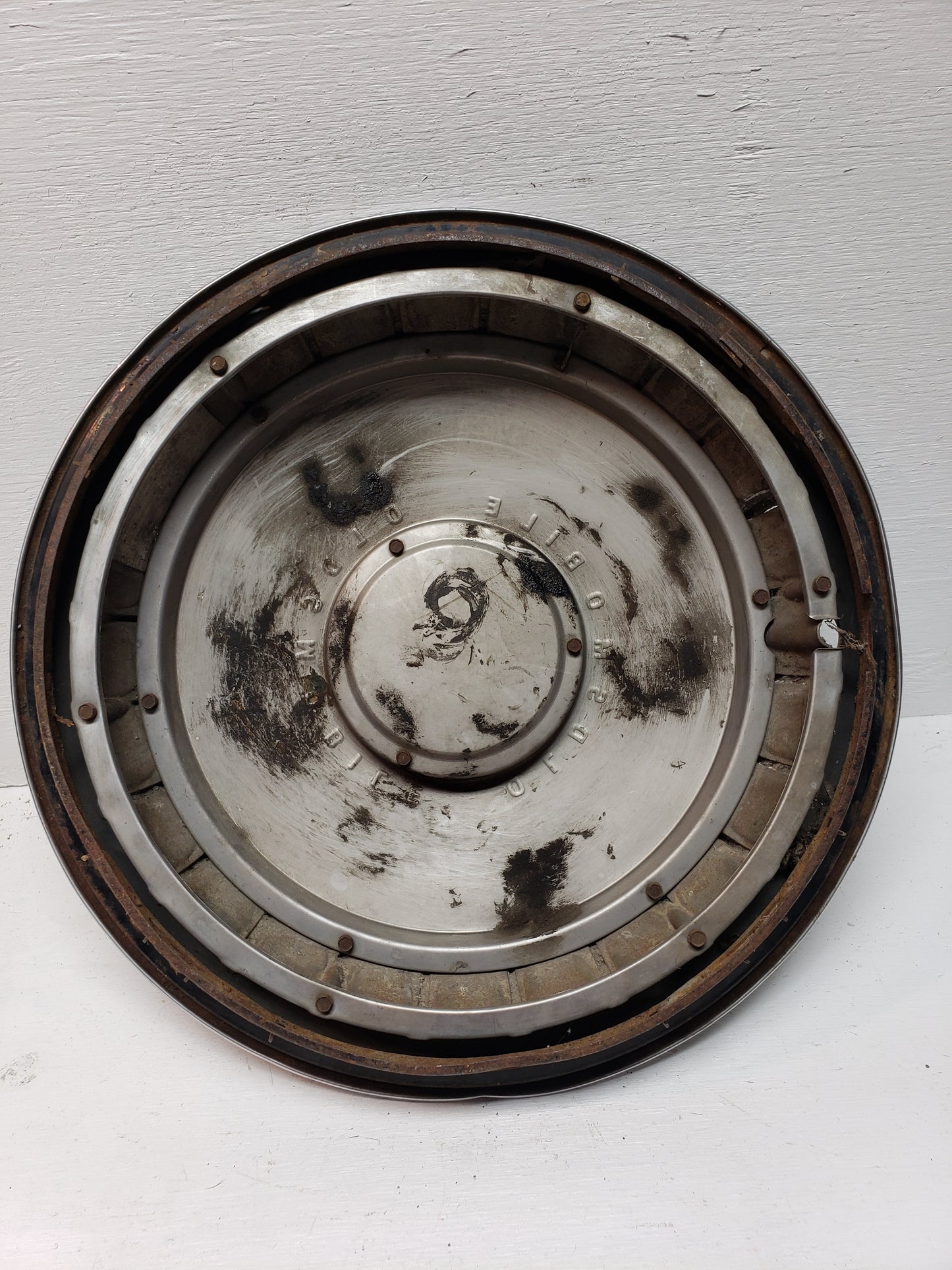 1967 Oldsmobile Hubcap 14in