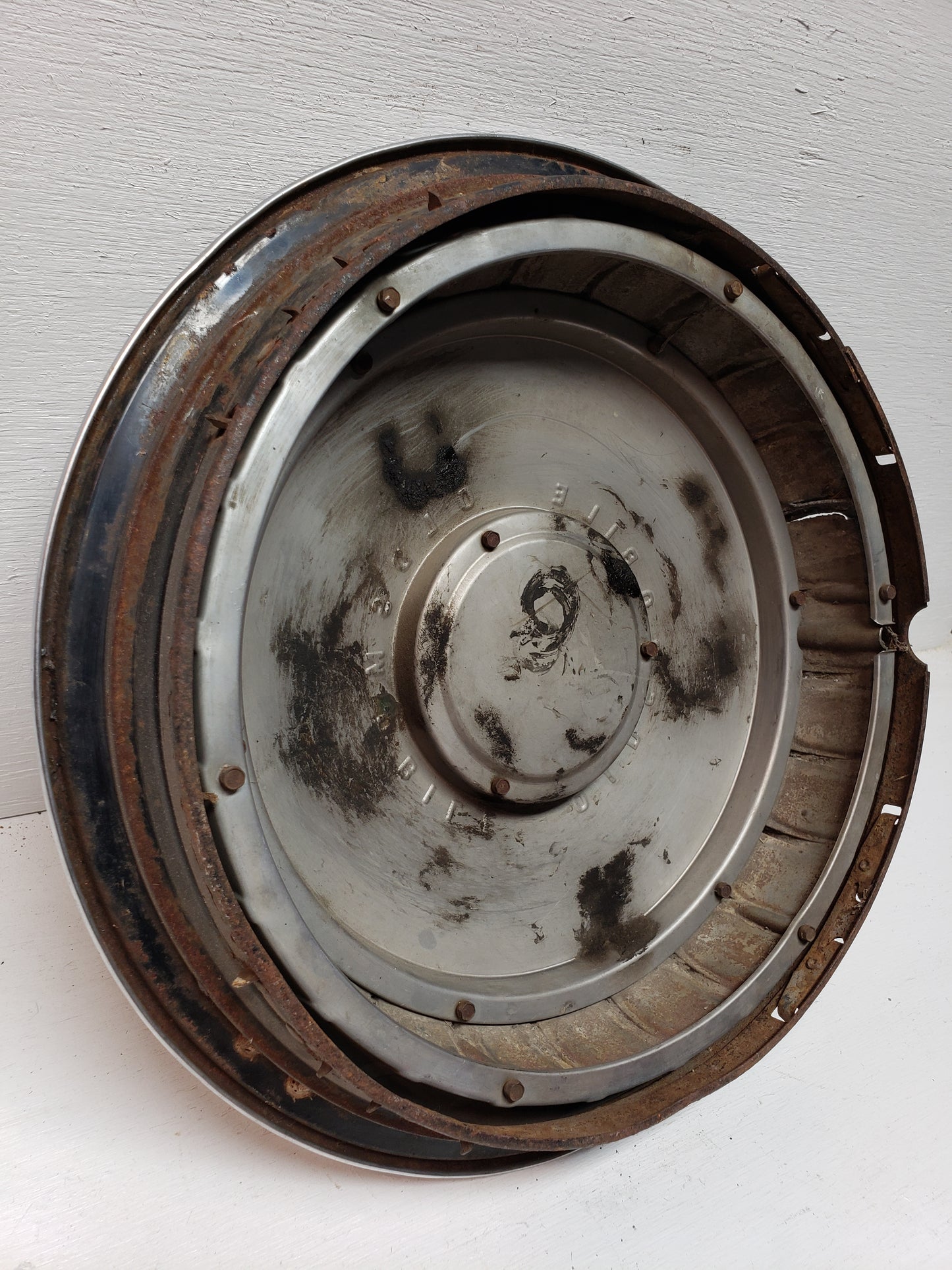 1967 Oldsmobile Hubcap 14in