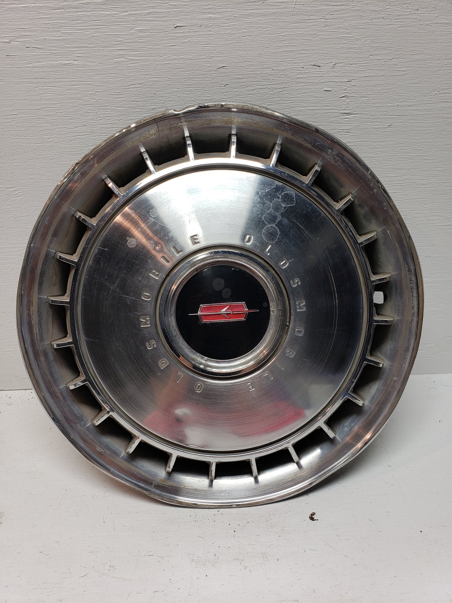 1967 Oldsmobile Hubcap 14in