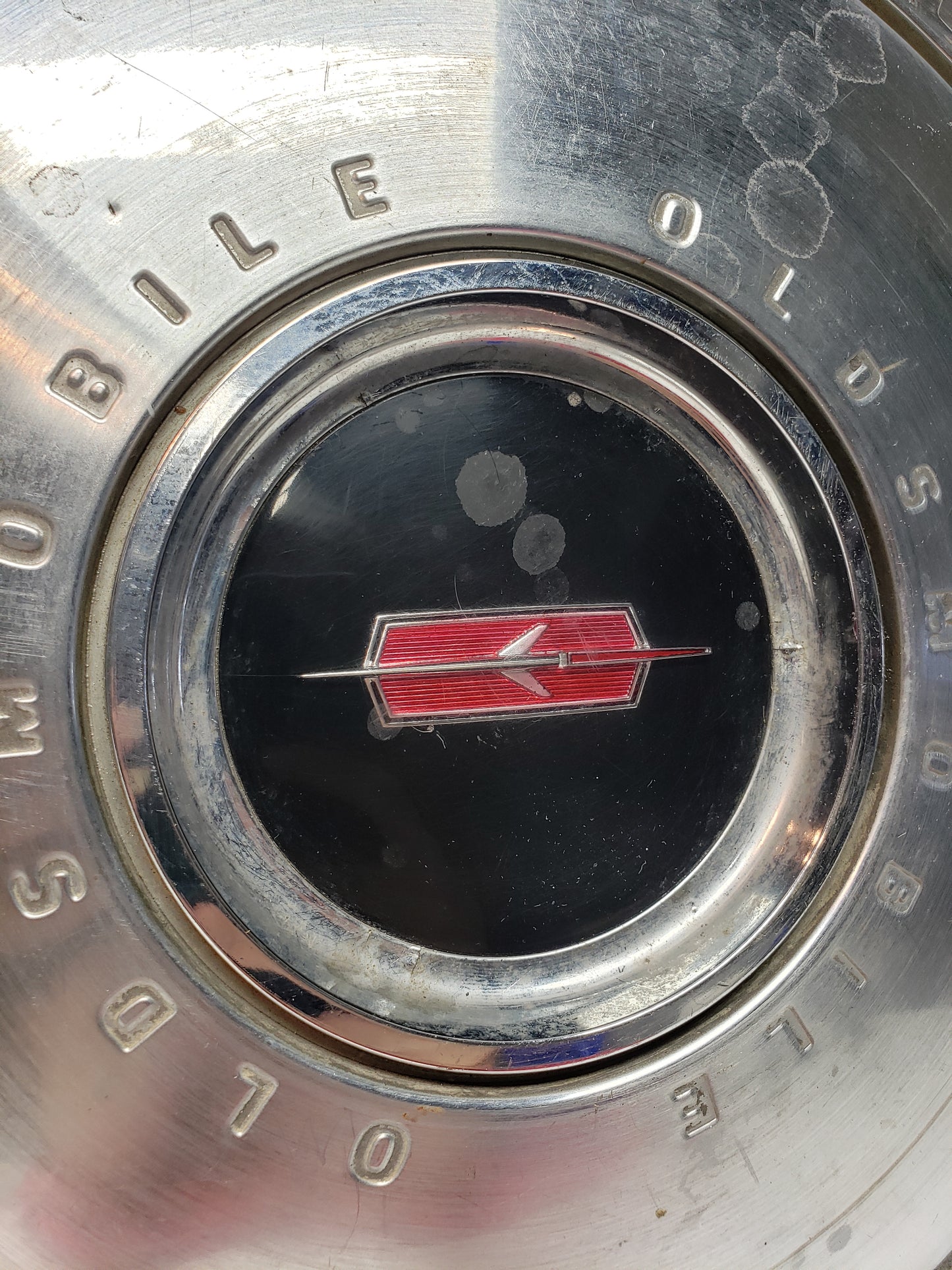 1967 Oldsmobile Hubcap 14in