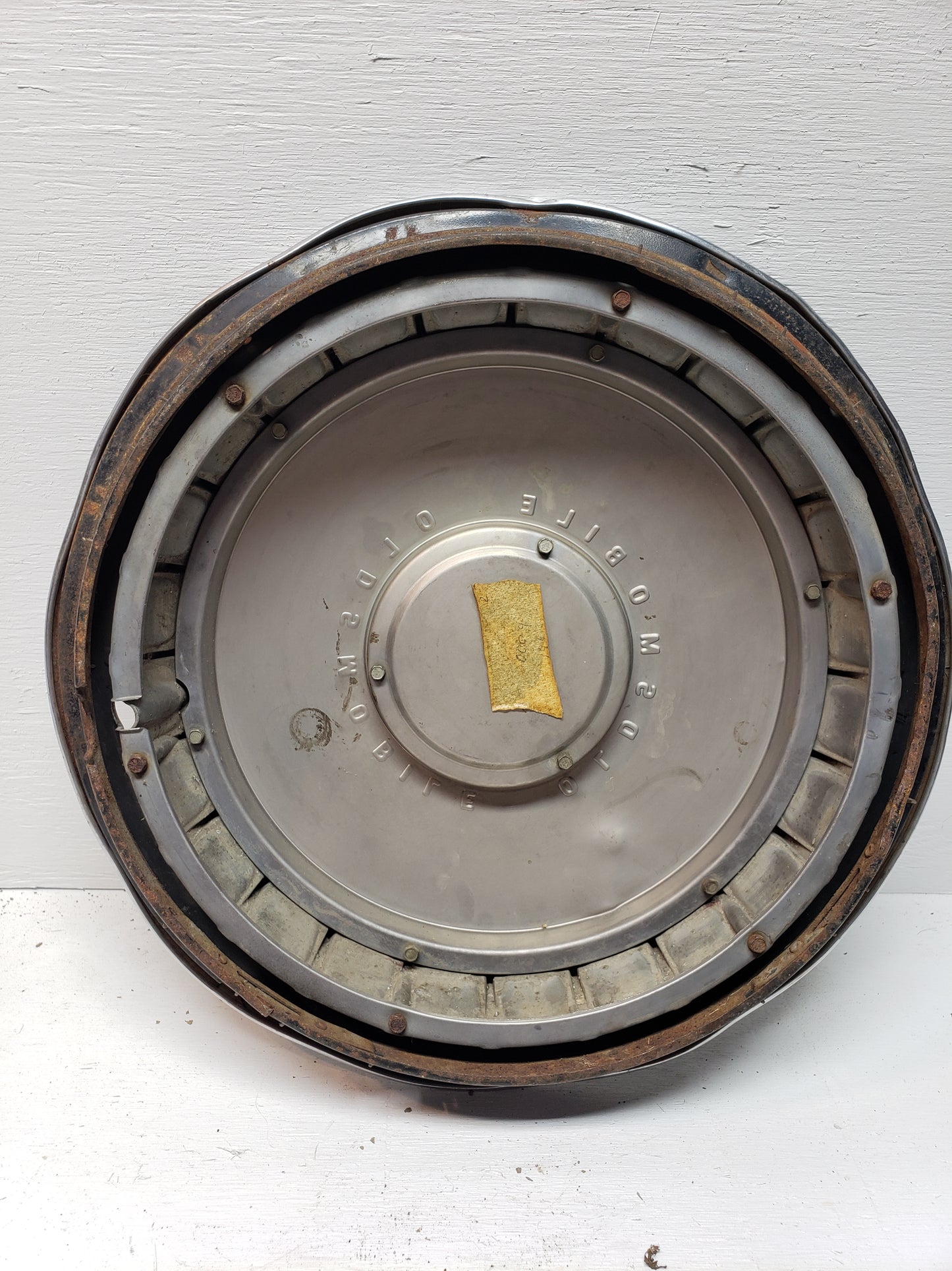 1967 Oldsmobile Hubcap 14in