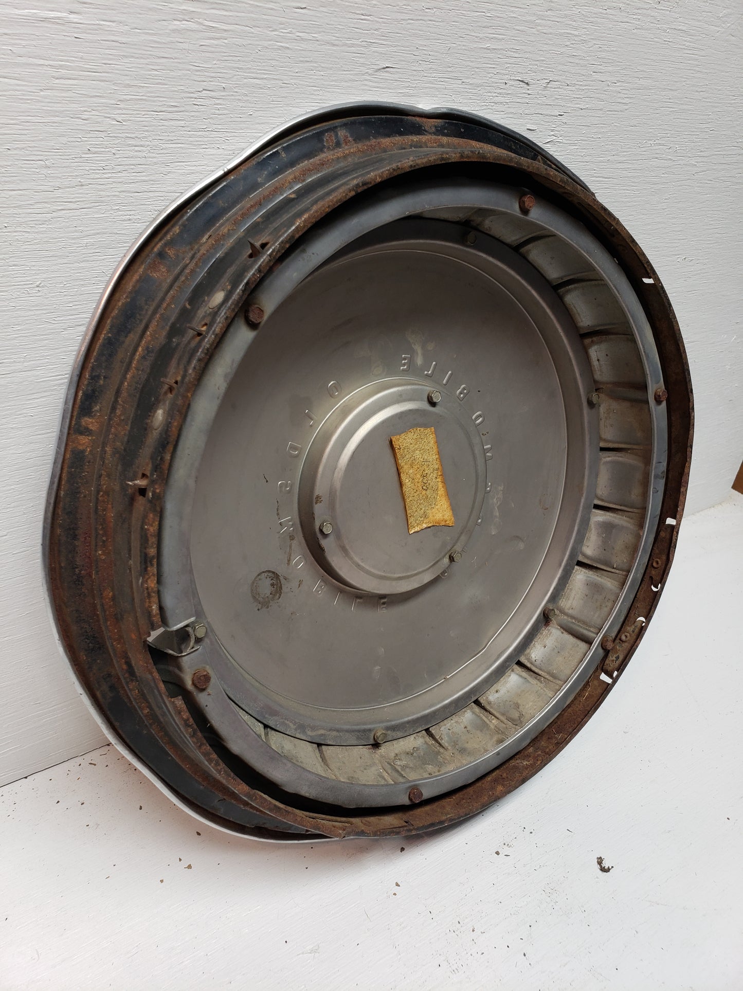 1967 Oldsmobile Hubcap 14in