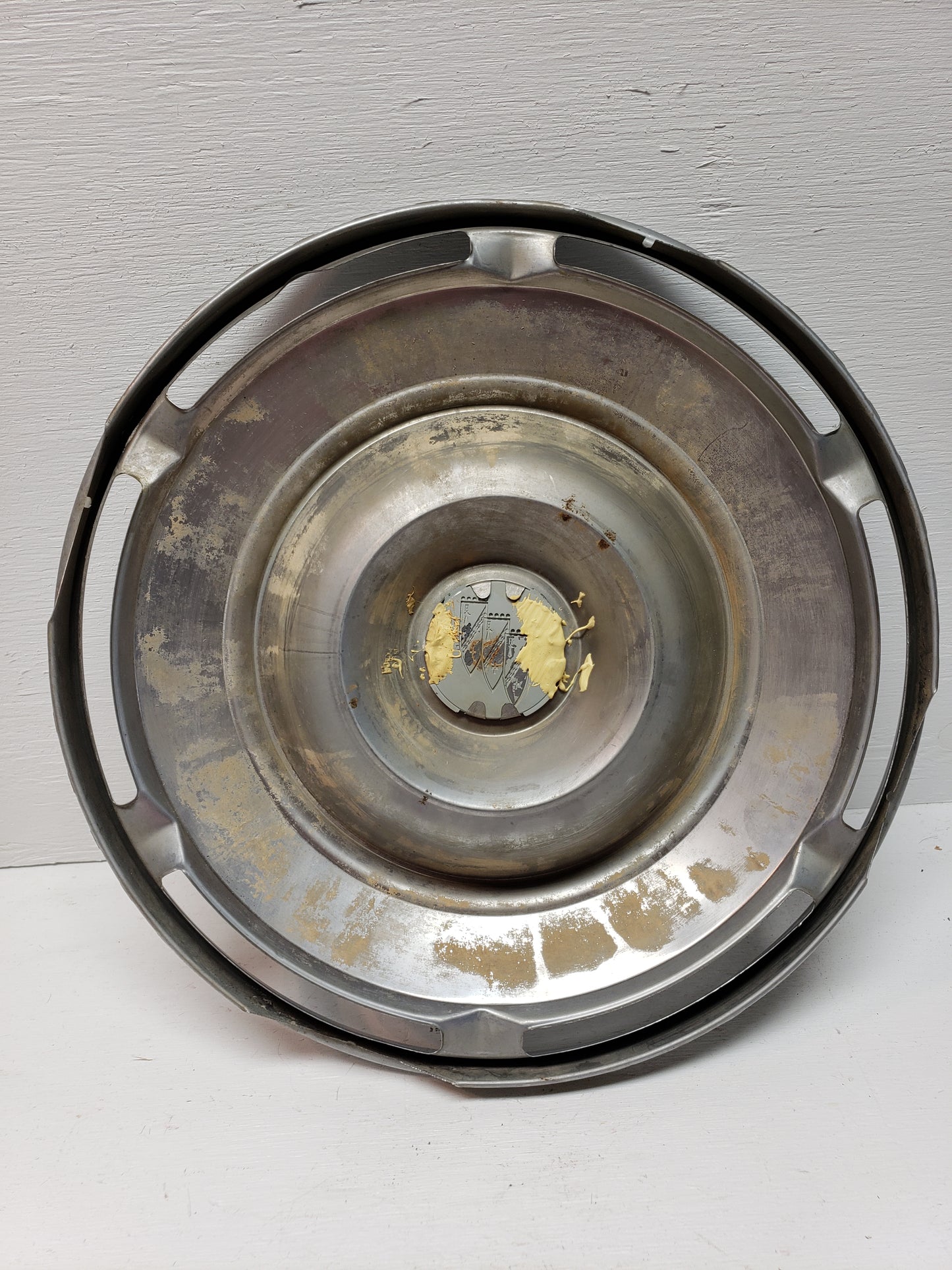 1960-61 Buick Lesabre/Invicta Hubcap