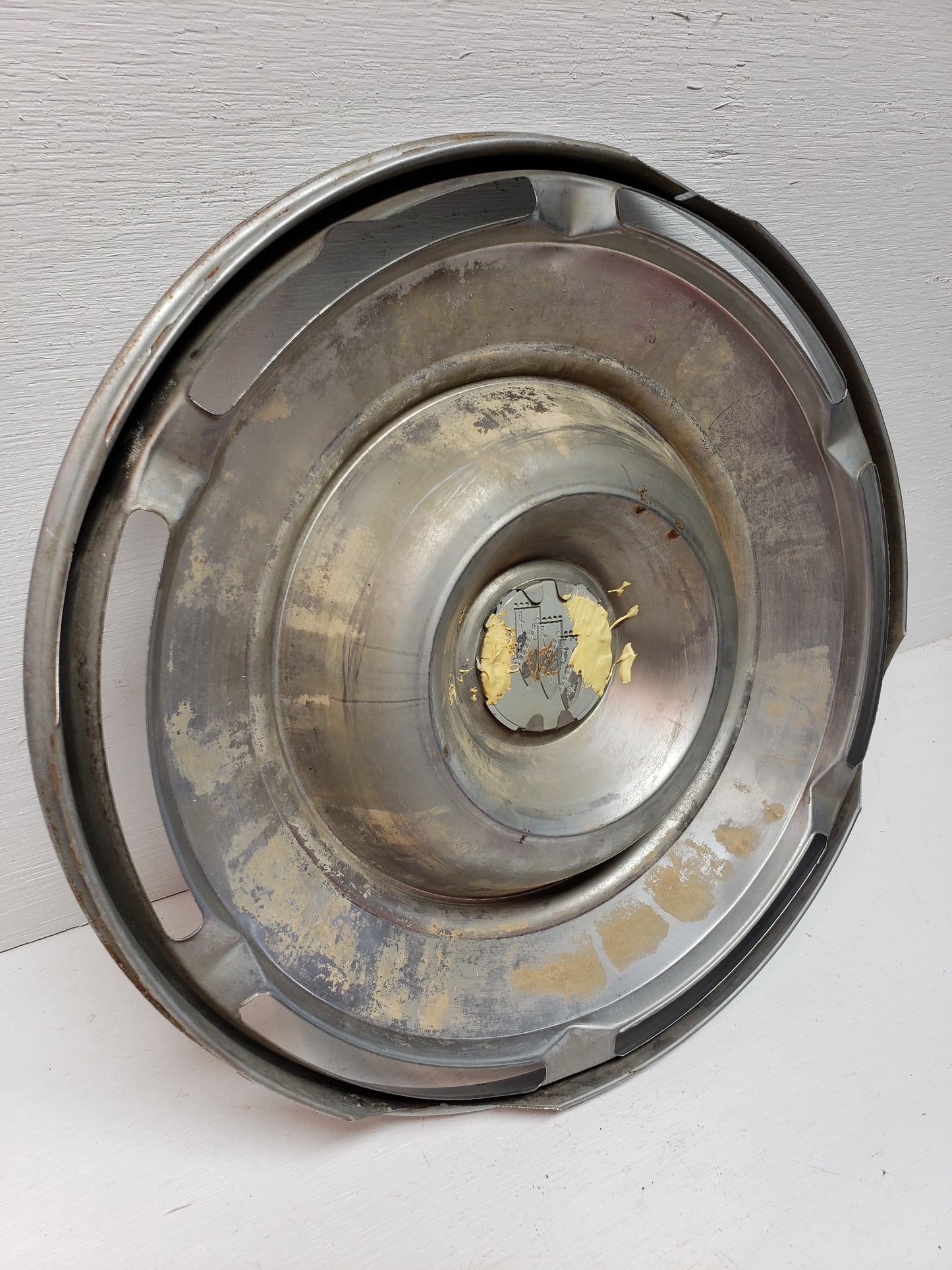 1960-61 Buick Lesabre/Invicta Hubcap