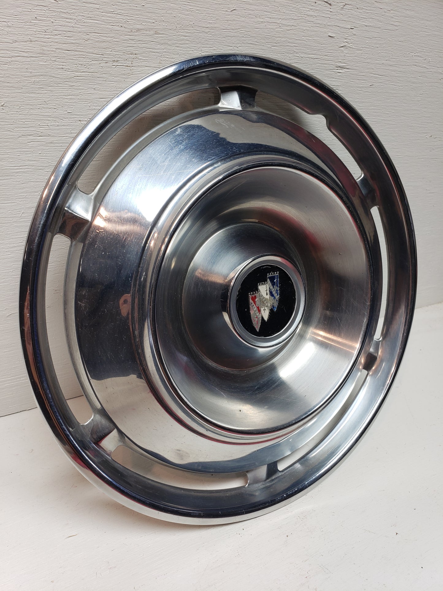 1960-61 Buick Lesabre/Invicta Hubcap