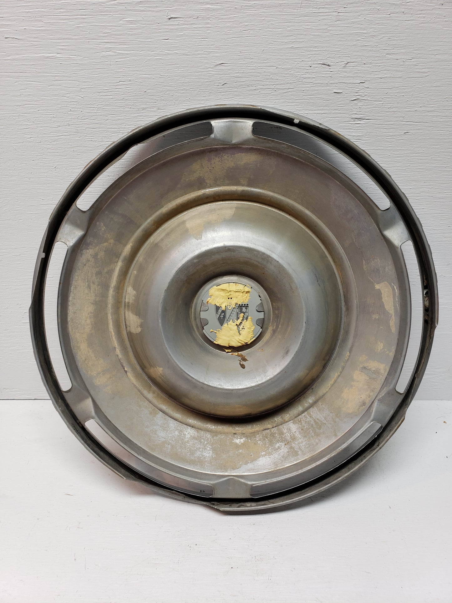 1960-61 Buick Lesabre/Invicta Hubcap