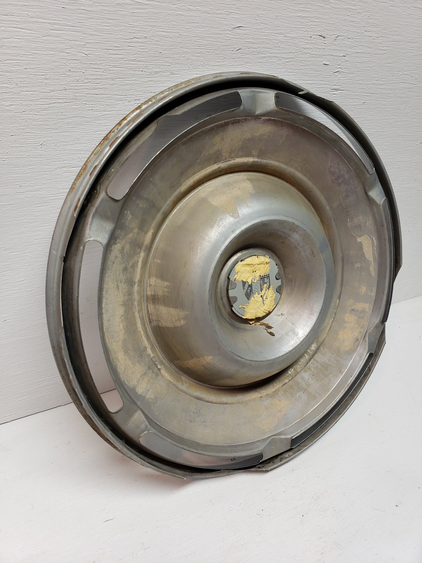 1960-61 Buick Lesabre/Invicta Hubcap