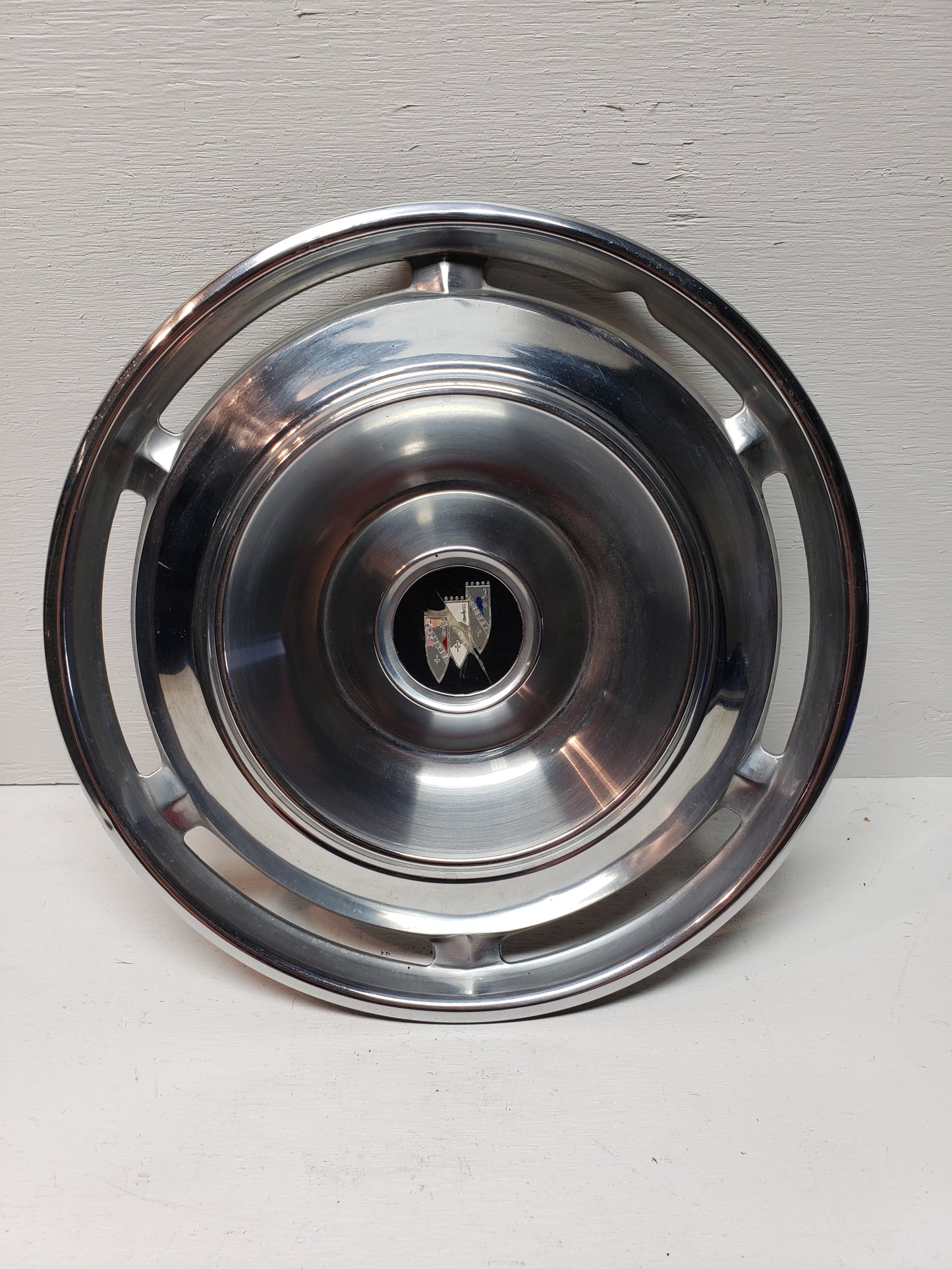 1960-61 Buick Lesabre/Invicta Hubcap