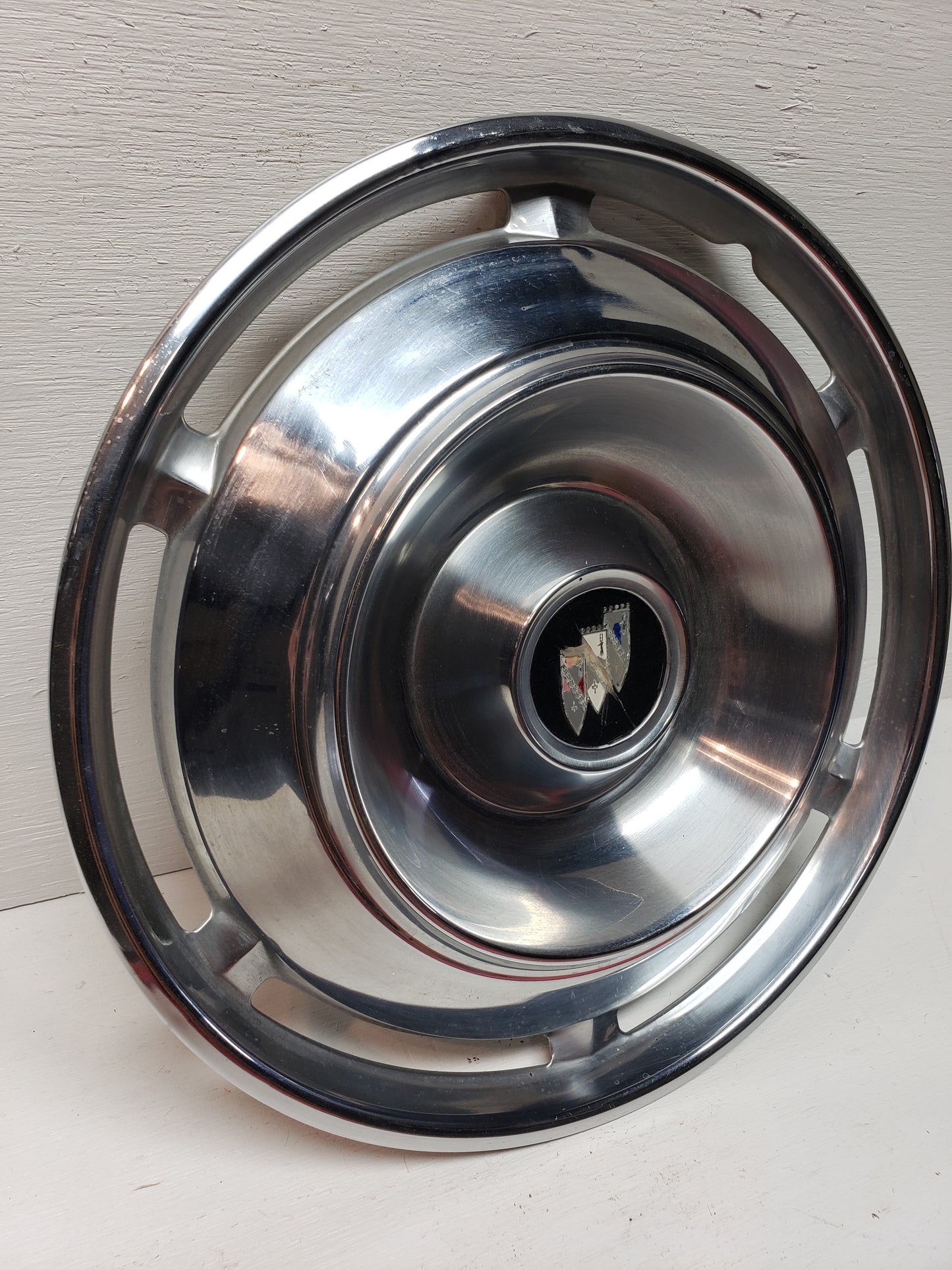 1960-61 Buick Lesabre/Invicta Hubcap