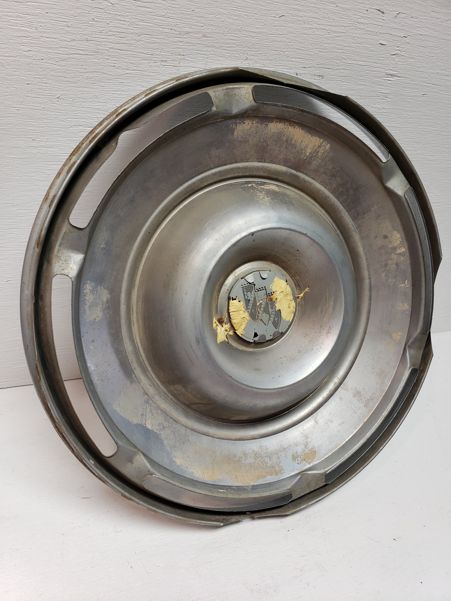 1960-61 Buick Lesabre/Invicta Hubcap