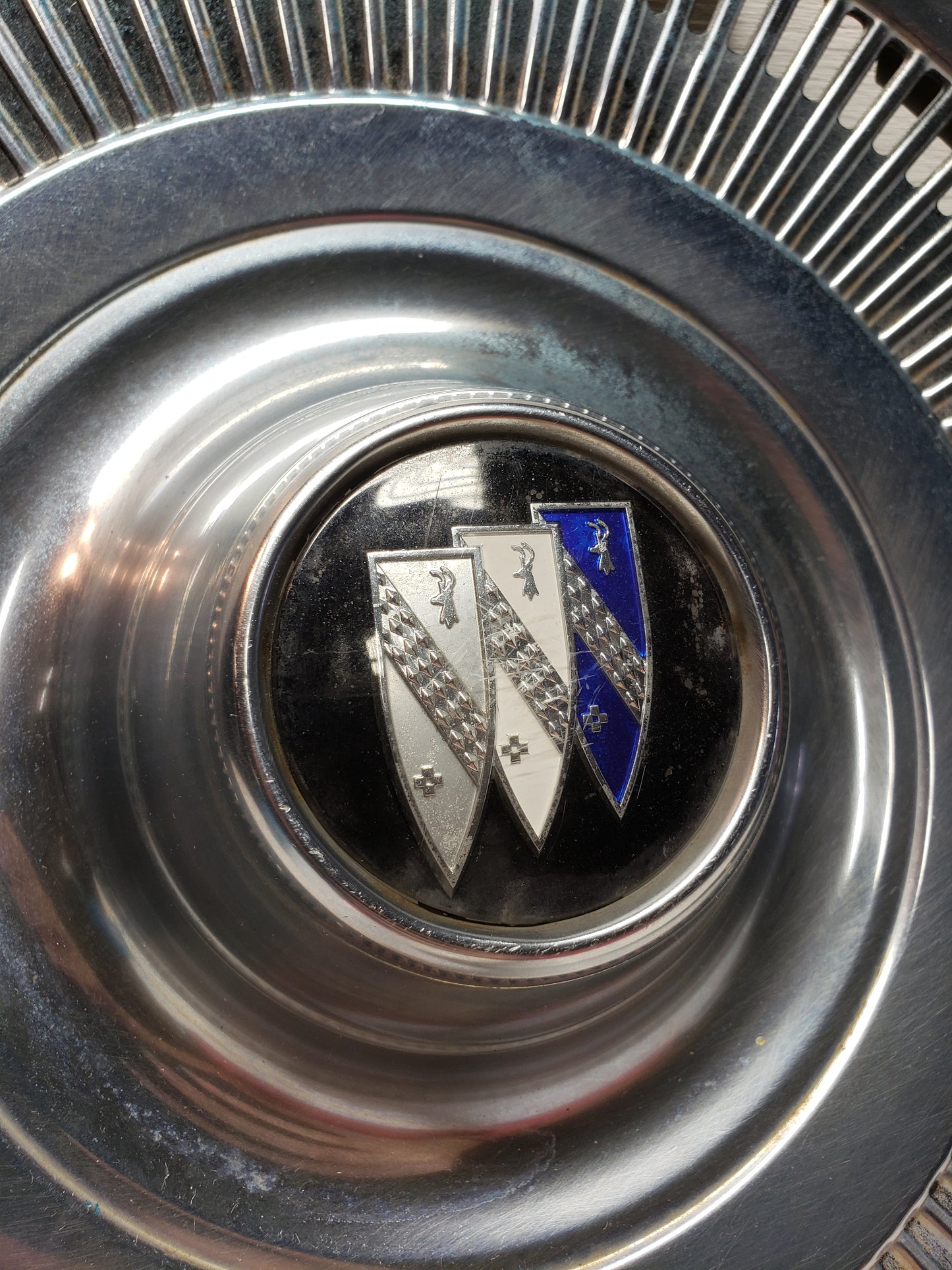 1970 Buick LeSabre Hubcap 15in