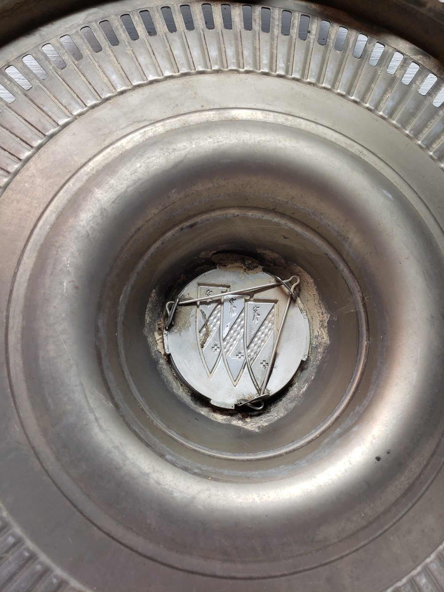 1970 Buick LeSabre Hubcap 15in